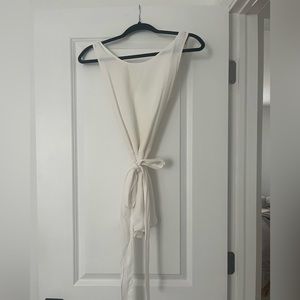 Sleeveless tunic with tie